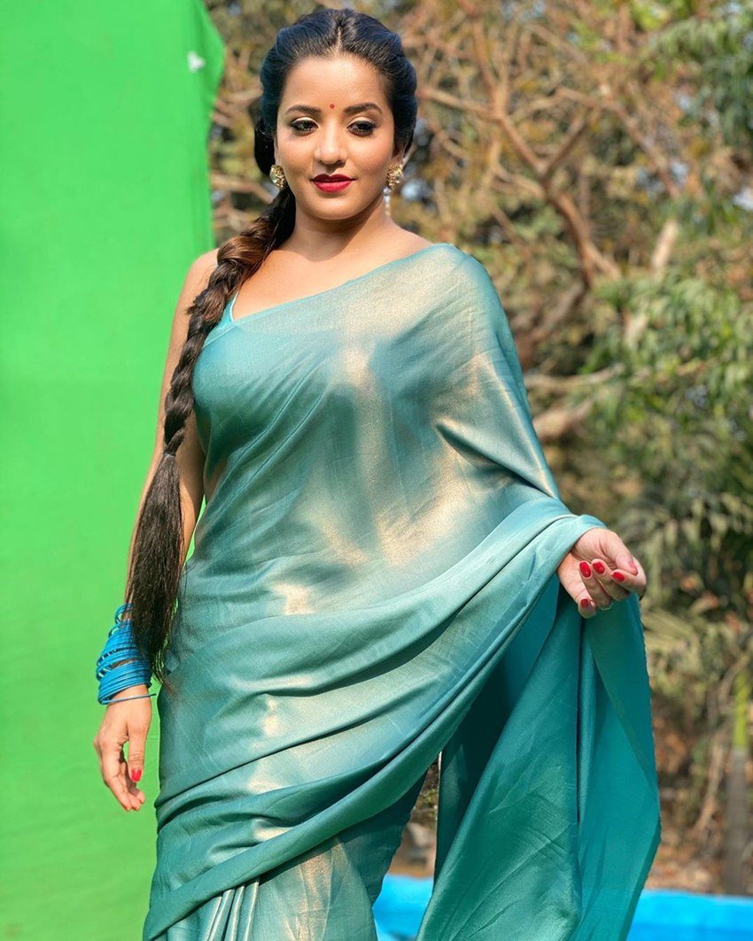 मोनालिसा ने शुरुआत में रेस्टोरेंट में काम किया। यहां से उनको कुछ पैसे मिल जाया करते थे जिससे वह अपनी जरूरतों को पूरा कर सकें।