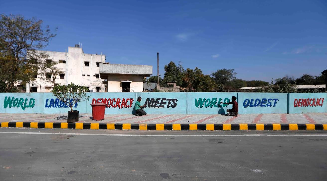 शहर के चारों ओर आपको अमेरिका और भारत की दोस्ती की झलक दिखाई देगी।