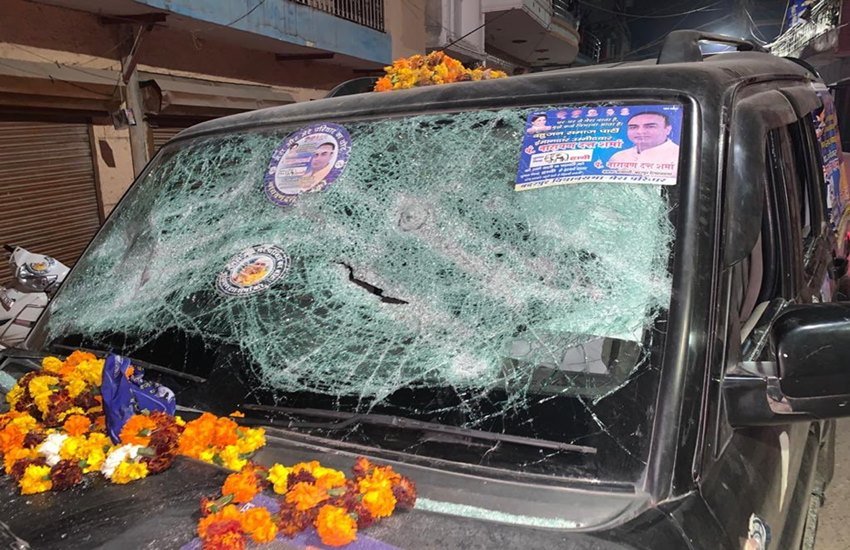 हमले के बाद क्षतिग्रस्त गाड़ी। (Photo: Twitter@mlandsharma)