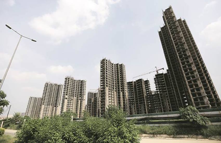 आम्रपाली, यूनिटेक, जेपी, थ्री सी समेत काफी बिल्डर परियोजनाओं में खरीदार फंसे हुए हैं। इसके अलावा काफी संख्या में ऐसे खरीदार है, जिन्हें फ्लैट का कब्जा तो मिल गया है लेकिन रजिस्ट्री नहीं हो सकी है, क्योंकि बिल्डर ने प्राधिकरण के बकाए का भुगतान नहीं किया। 