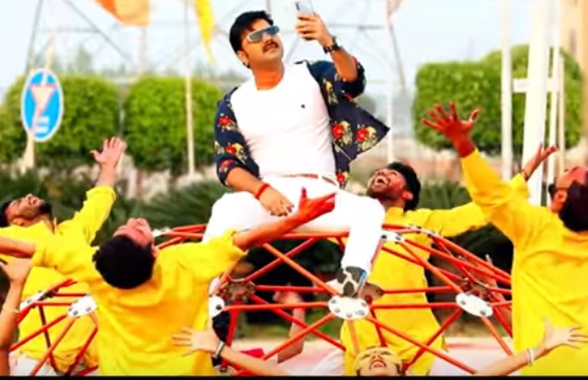 Pawan Singh - Yodha: लॉलीपॉप लागेलू गा कर पूरे देश में मशहूर होने वाले सिंगर पवन सिंह भी एक्टर बन चुके हैं। यूं तो पवन सिंह ने कई फिल्मों में काम किया है लेकिन उनकी सबसे बड़ी हिट थी फिल्म योद्धा। इस फिल्म में उनके साथ रवि किशन भी थे।