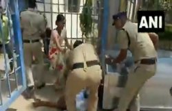 तेलंगाना: कॉफिन में रखी लड़की की लाश को खींच कर ले जाने लगे पुलिसवाले; पिता को लात से मारते VIDEO वायरल