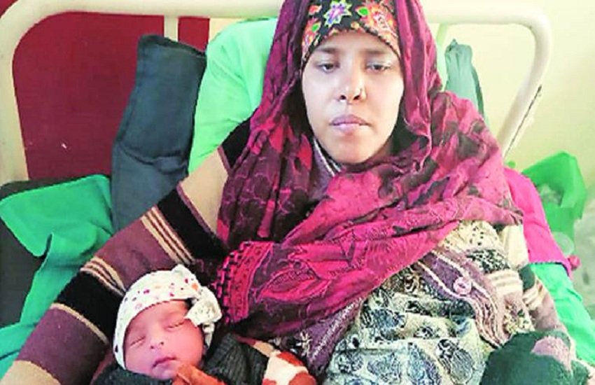 अस्पताल में अपने नवजात शिशु के साथ शबाना। (indian express photo)