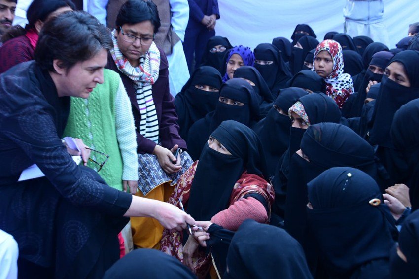 बता दें कि 5 फरवरी को बिलरियागंज में प्रदर्शन कर रही महिलाओं पर यूपी पुलिस ने लाठी चार्ज कर दी थी। इसके विरोध में वहां के लोगों में काफी आक्रोश देखने को मिला था।