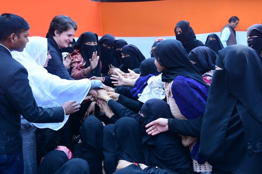 अखिलेश यादव आजमगढ़ के सांसद हैं लेकिन इस घटना के हफ्ते भर बाद भी वो इस मामले से दूर बने हुए हैं।