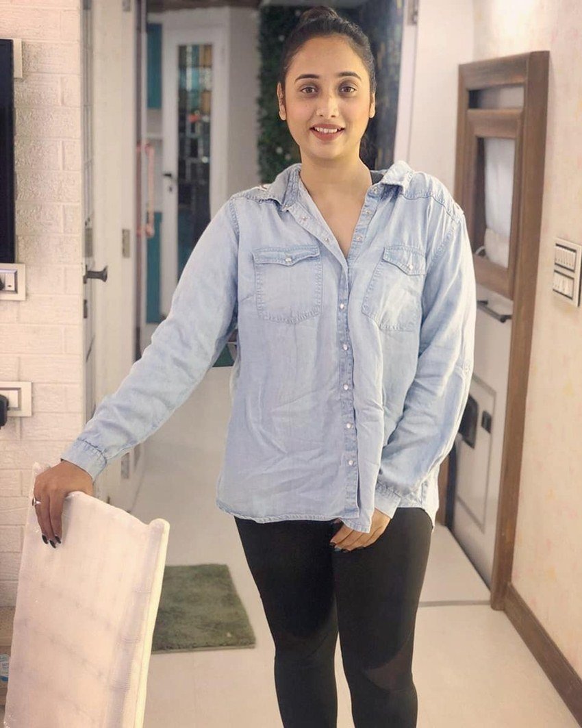 Rani Chatterjee: ससुरा बड़ा पइसा वाला से अपना भोजपुरी फिल्मी करियर स्टार्ट करने वालीं रानी चटर्जी मुंबई की रहने वाली हैं। रानी का नाम भोजपुरी की दिग्गज एक्ट्रेसेज में शुमार है।