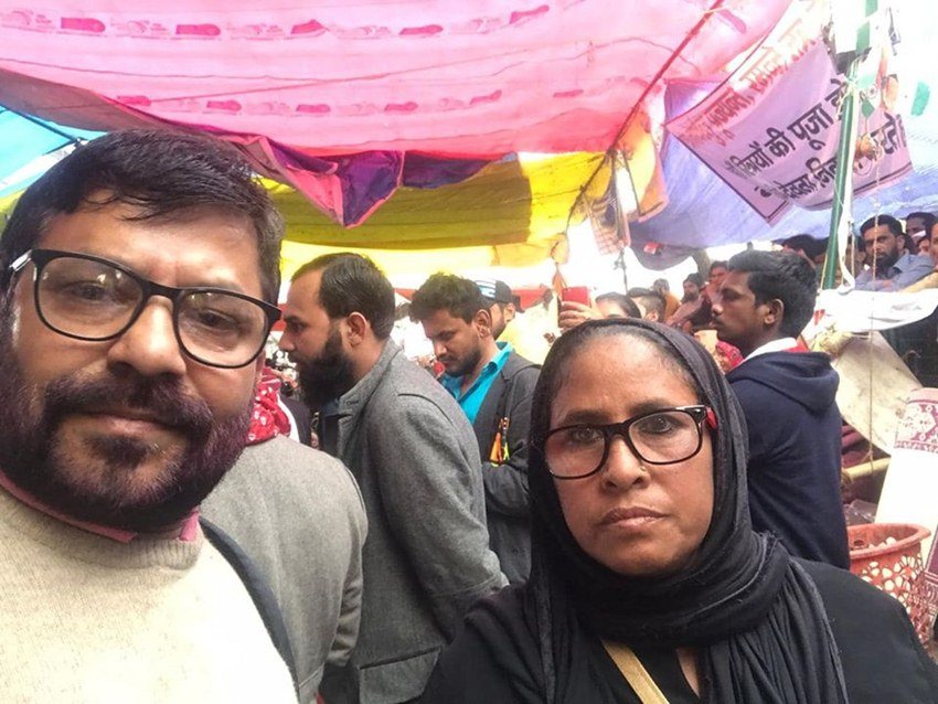रवीश कुमार ने अपने फेसबुक पोस्ट में लिखा कि शकीला शाहीन बाग के पास ही रहती हैं।