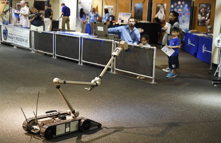 रोबोटिक इंजीनियरों का उज्ज्वल भविष्य छिपा हुआ है। रोबोटिक इंजीनियरों का उज्ज्वल भविष्य छिपा हुआ है।