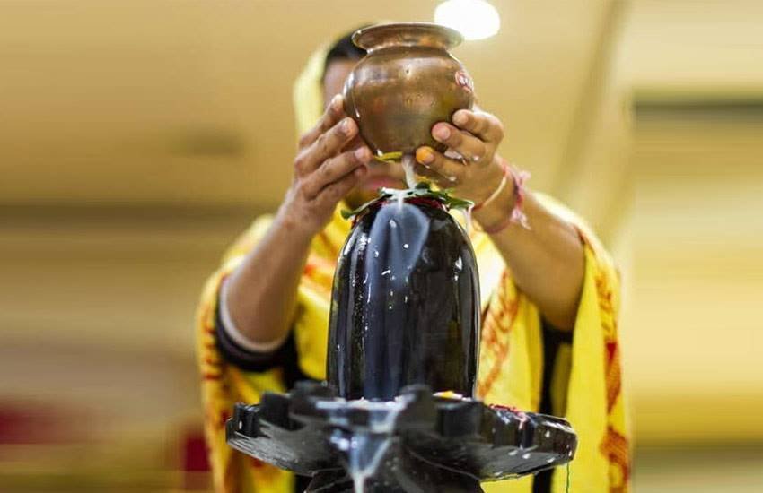 शुक्ल यजुर्वेदीय रुद्राष्टाध्यायी के मुताबिक दूध से रुद्राभिषेक करने पर पुत्र प्राप्ति और मनोकामना सिद्ध होती है।