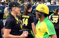 VIDEO: महिला ऑलराउंडर ने दिया सचिन तेंदुलकर को चैलेंज, दिग्गज क्रिकेटर ने पहली ही गेंद भेज दी बाउंड्री पार