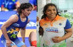 साक्षी मलिक गोल्ड मेडल की दौड़ में बरकरार, जापानी पहलवान के दांव में फंसी विनेश फौगाट