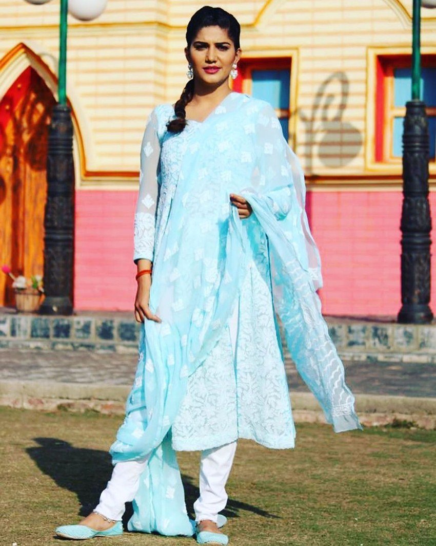 इससे पहले भी सपना चौधरी अपनी अदाओं से अपने सोशल मीडिया फैंस का दिल लूटती रही हैं।