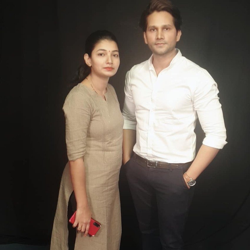 इस फिल्म में अथर्व सिंह और नेहा प्रकाश की जोड़ी मोनज तिवारी और रानी चटर्जी की जगह नजर आएगी।