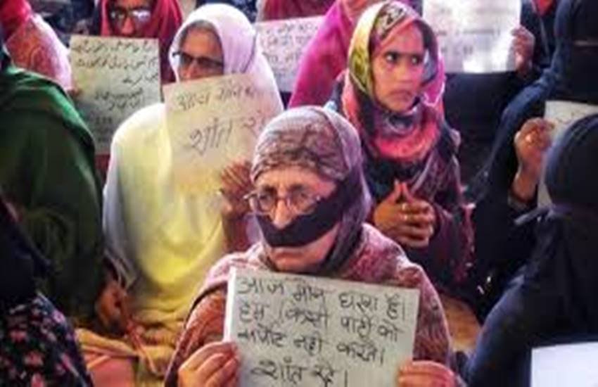 शाहीनबाग में प्रदर्शन करतीं बुजुर्ग महिला (फोटो - इंडियन एक्सप्रेस)