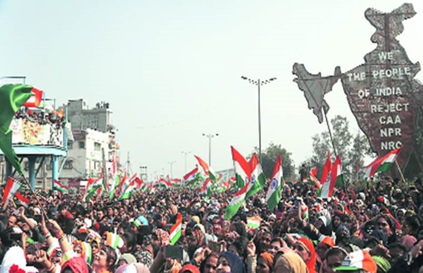 शाहीन बाग में कई महिलाएं धरना पर बैठी हैं। फोटो सोर्स - Indian Express