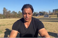 VIDEO: शोएब अख्तर ने लगाई कूड़ा बीनने वालों बच्चों के साथ रेस, जादू की झप्पी दे दुनिया को दिया खास संदेश