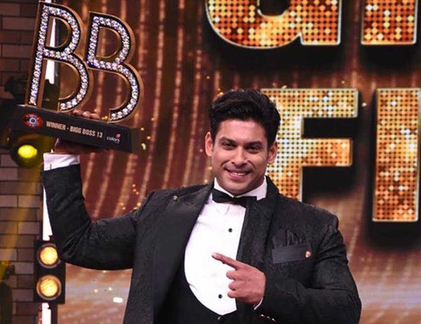 हाल ही में एक्टर सिद्धार्थ शुक्ला (Siddharth Shukla) ने Bigg Boss 13 के विनर का खिताब अपे नाम किया है। टीवी सीरियल्स और फिल्मों में काम कर चुके सिद्धार्थ को असीम रियाज (Asim Riyaz) ने शो में कड़ी टक्कर दी। हालंकि असीम सो नहीं जीत पाए लेकिन उन्हें लोगं ने खूब पसंद किया। कई सोशल मीडिया यूजर्स तो ये भी लिख रहे हैं कि भले सिद्दार्थ ने शो जीता हो लेकिन असली विनर तो असीम ही हैं। हालांकि इसस पहले भी कई कंटेस्टेंट ऐसे रहे हैं जो भले रियालिटी शो ना जीत पाए हों लेकिन बतौर कंटेस्टेंट लोगों को इतने पसंद आए कि ये सेलेब आज सुपरस्टार हैं। आइए डालते हैं ऐसे ही कुछ नामों पर एक नजर: