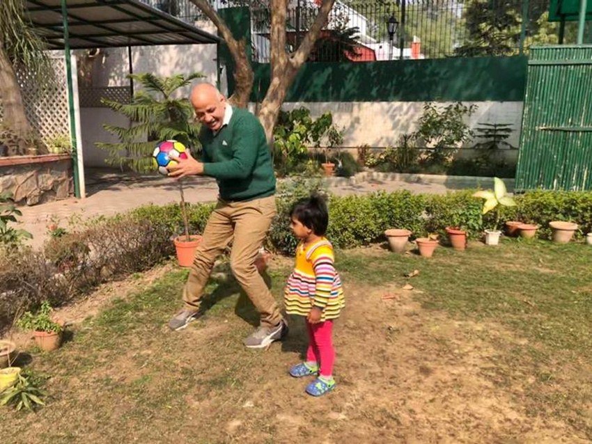 दिल्ली के उप मुख्यमंत्री मनीष सिसोदिया अपनी भतीजी की बेटी के साथ खेलते दिखे। यह तस्वीर उन्होंने अपने ट्विटर अकाउंट से शेयर की है।