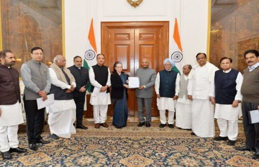राष्ट्रपति से मिला कांग्रेस शिष्टमंडल, राजधर्म के पालन और शाह को हटाने की मांग। (twitter)