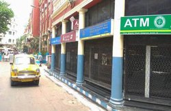 वेतन वृद्धि को लेकर देशव्यापी हड़ताल पर सार्वजनिक बैंक कर्मचारी, बैंकिंग सेवाओं पर असर; क्या 1 तारीख को मिलेगी सैलरी?