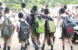 यूपी: अमेठी के स्कूल में छात्रों से कराई गई मजदूरी, फावड़ा चलाते वीडियो वायरल होने से हड़कंप