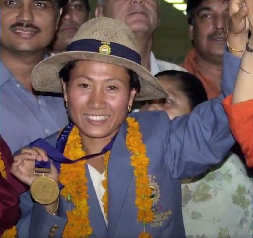 पूर्व भारतीय महिला हॉकी कप्तान वाइखोम सूरज लता देवी ने अपने पति के खिलाफ हिंसा, शारीरिक उत्पीड़न और मानसिक प्रताड़ना की शिकायत दर्ज कराई है। पुलिस ने यह जानकारी दी। पूर्व हॉकी खिलाड़ी ने बुधवार को एक संवाददाता सम्मेलन में कहा कि जब उनका 2005 में विवाह हुआ था, उनका पति तभी से उन्हें परेशान कर रहा था और इसका मुख्य कारण दहेज है।
