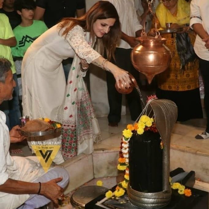 hrithik roshan, sussanne khan, sussanne khan with roshan family, hrithik roshan- sussanne, khan pinky roshan, rakesh roshan, sunaina roshan, Sussanne Khan, Mahashivratri, Hrehaan Roshan, Hridaan Roshan, bollwyood, roshan family, Mahashivratri, Mahashivratri 2020, Shiva role on TV, Shiva role in bollywood, Star who played shiva role, Mahashivratri 2020, Maha shivratri 2020, Maha shivratri puja vidhi, shivratri katha, mahashivratri katha, महाशिवरात्रि कथा, maha shivratri vrat vidhi, maha shivratri vrat katha, mahashivratri songs, kailash kher, kailash kher songs, maha shivratri songs, shivratri bhajan, adiyogi song, kailash kher shiv bhajan, kailash kher shiv bhakti songs, Maha Shivratri bhakti songs, Maha Shivratri shiv bhajan, Maha Shivratri 2020 shiv bhajan, shiv tanvad stotra, shiv mantra, शिव भजन