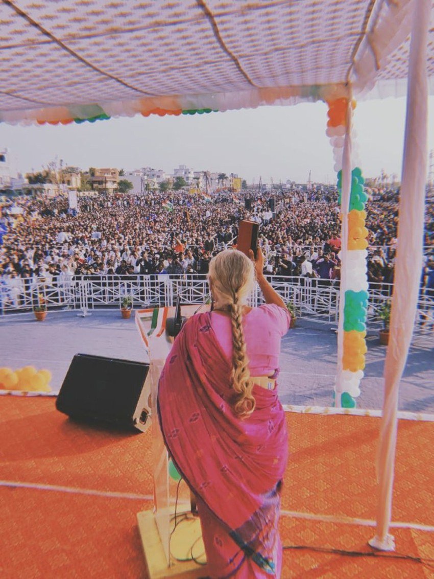 मेधा पाटकर के हाथ में संविधान लहराते हुए रैली में कहा कि, 'देश के लोगों को संविधान ने अधिकार दिए हैं, और जो संविधान को कुचलने का प्रयास करेगा तो जनता उसे ही कुचल देगी।'