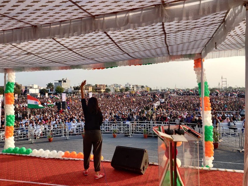 स्वरा ने यह भी कहा कि आज देश में राष्ट्रवाद को लेकर इतनी बातें हो रही हैं कि हम यह भूल गए हैं कि देश के नागरिकों की जिम्मेदारी संविधान के प्रति हैं, ना कि किसी सरकार के प्रति।