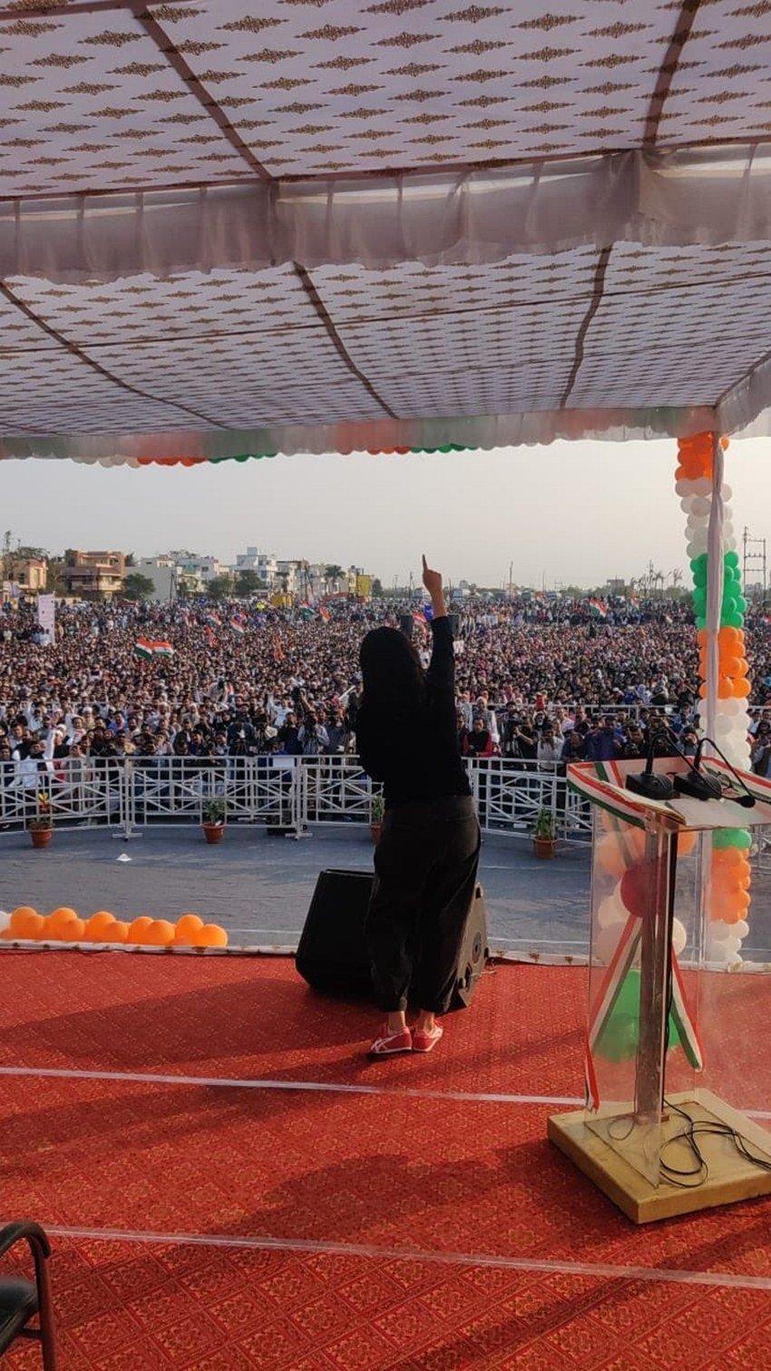 स्वरा ने कहा कि हम देर से जागे हैं...हमें तो तभी जाग जाना चाहिए था जब दादरी में अखलाक की मौत हुई थी। घुसपैठिए सरकार के दिमाग में घुसे हुए हैं। Swara Bhaskar ने यह भी कहा कि जितनी बार मेरी दादी भगवान का नाम नहीं लेती, उससे अधिक बार यह सरकार पाकिस्तान का नाम लेती है। इस सरकार को पाकिस्तान से प्यार हो गया है।