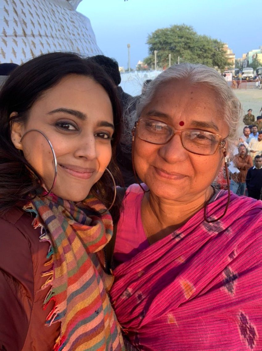 स्वरा ने मेधा पाटकर के साथ अपनी इस तस्वीर को सोशल मीडिया में शेयर भी किया है।