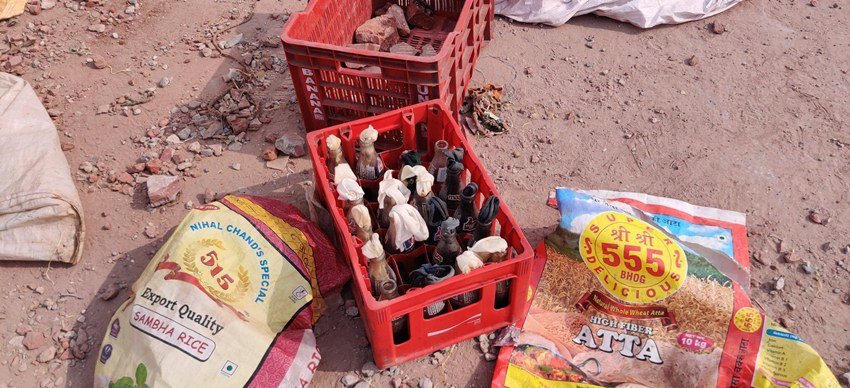 ताहिर हुसैन के छत से मिले दंगे के सामानों की तस्वीरें सोशल मीडिया में वायरल हो रही हैं।