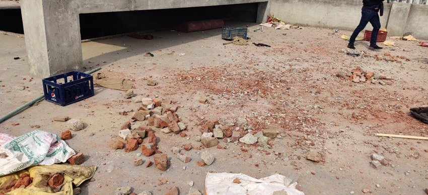 ताहिर हुसैन ने यह भी दावा किया कि सामने वाले घरों से भी उनके घर की तरफ पत्थर चल रहे थे।