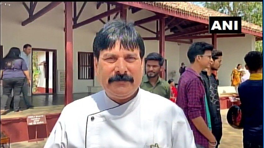 सुरेश खन्ना अमहदाबाद के फॉर्च्यून लैंडमार्क होटल के चीफ शेफ हैं। उन्होंने अपनी टीम के साथ अमेरिकी मेहमानों के लिए कई खास भारतीय और गुजराती व्यंजन परोसने की तैयारी की है।