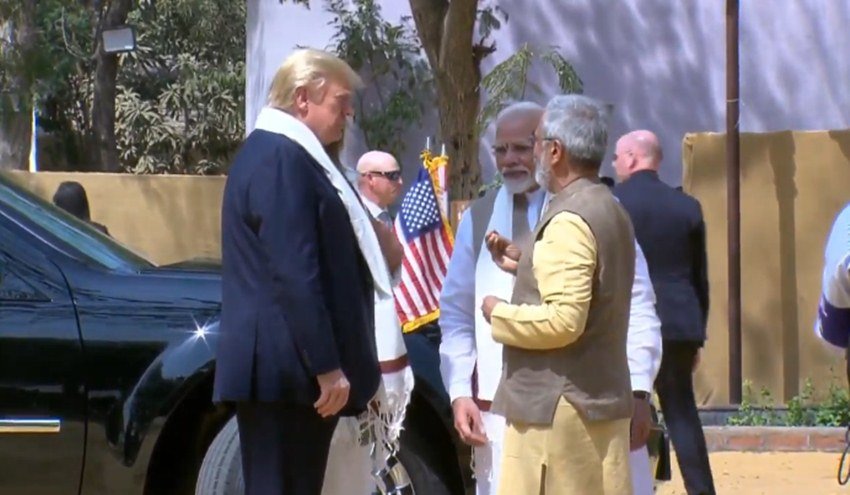 वहां मौजूद स्टाफ ने ट्रंप को गांधी और साबरमती आश्रम के बारे में कई जानकारियां दी।
