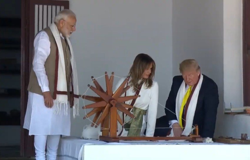 डोनल्ड ट्रंप और मेलानिया ने आश्रम में चरखा भी चलाया।