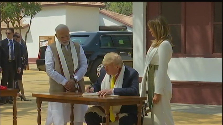 जैसी की रवायत रही है ट्रंप ने भी आश्रम को अलविदा कहने से पहले वहां की विजिटर्स बुक में संदेश लिखा।