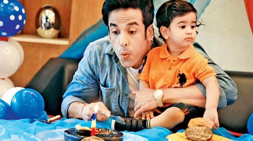 Tushar Kapoor: तुषार कपूर बिना शादी के एक बेटे के पिता हैं। तुषार ने 2016 में बेटे के जन्म की खुशखबरी दे फैंस को हैरान कर दिया था।