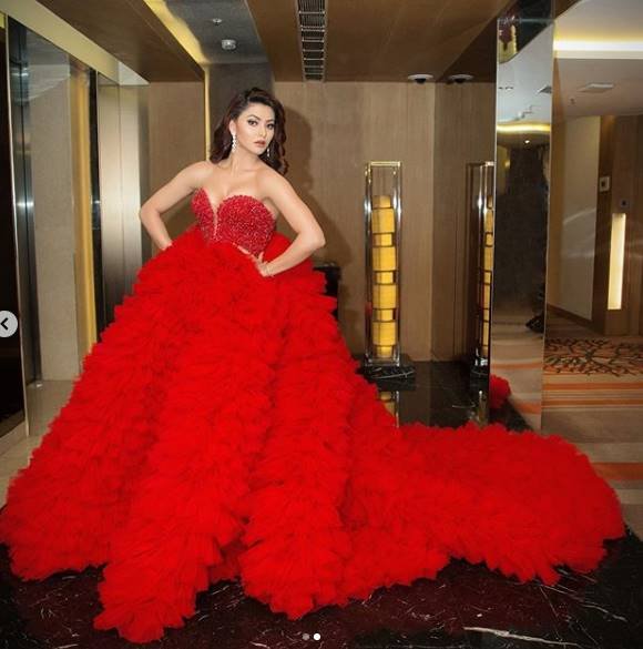 urvashi rautela, ,urvashi rautela heavy gown, ,urvashi rautela gown, filmfare 2020, amazon Filmfare awards, urvashi rautela photos,urvashi rautela height,urvashi rautela age, ,urvashi rautela movies, ,urvashi rautela upcoming movie, ,urvashi rautela hot pics, urvashi rautela gallery
