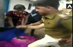 Viral Video: पुलिसवाले का गैर महिला से संबंध था, पत्नी ने रंगेहाथ धरा तो सड़क पर मचा कोहराम