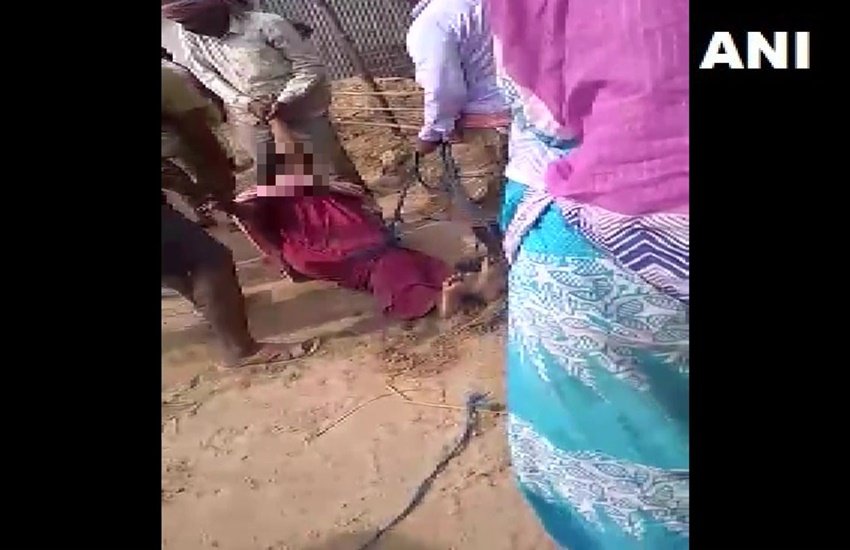 महिला को बांधकर ले जाते हमलावर (फोटो- एएनआई)
