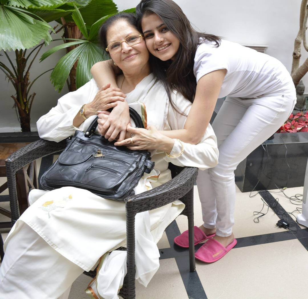 Bhagyashree, Bhagyashree Daughter, Bhagyashree daughter Avantika Dasani, salman khan co-star Bhagyashree, Avantika Dasani age, Avantika Dasani mom, Avantika Dasani movie, Bhagyashree movie, Bhagyashree songs, Bhagyashree age, Bhagyashree fitness, bollywood, bollywood celebs, star kids, star kid movie, entertainment