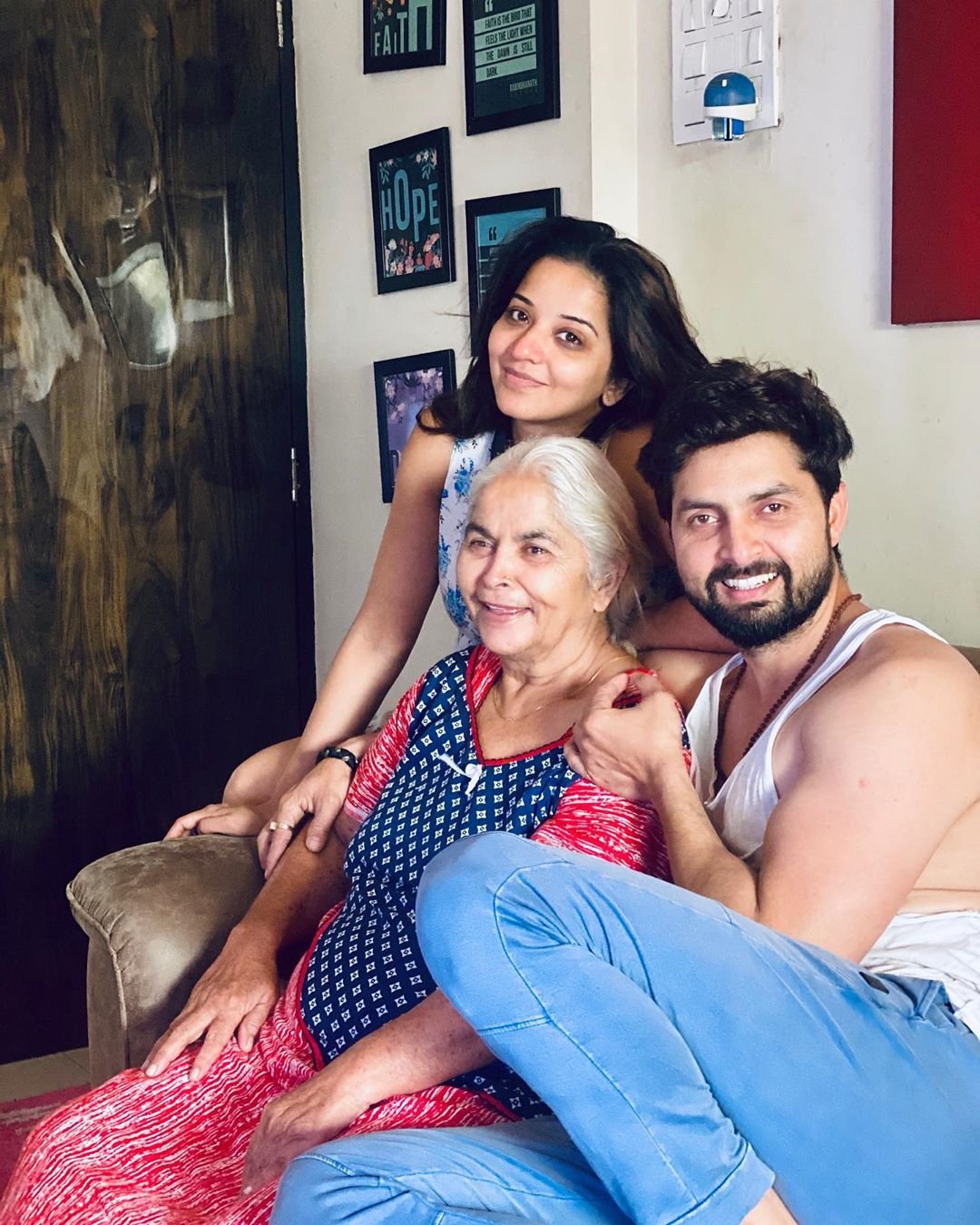 फैमिली के बीच मोना और उनके पति विक्रांत सिंह राजपूत।