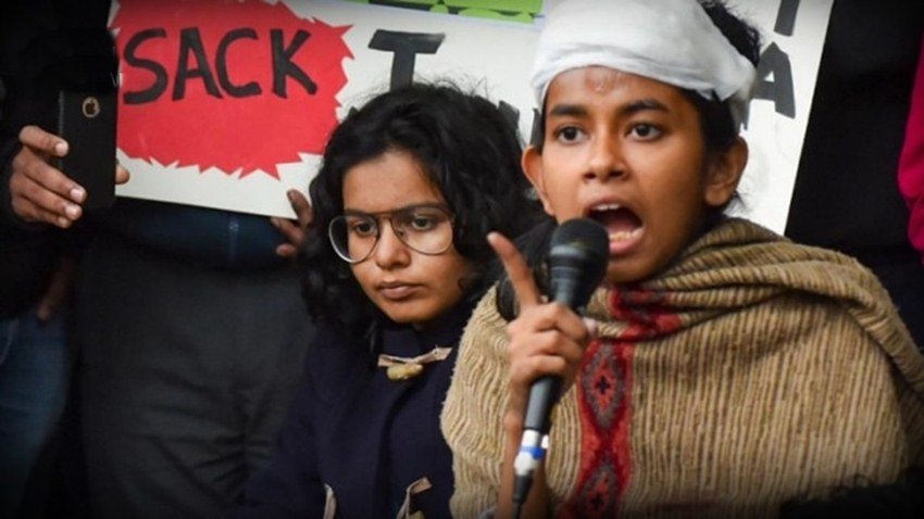 जेएनयू छात्रसंघ की अध्यक्ष आईशी घोष ने भी सड़क का नाम वीडी सावरकर मार्ग करने पर आपत्ति जताई है। आईशी ने ट्वीट करते हुए लिखा कि JNU की विरासत के लिए इससे शर्म की बात नहीं होगी कि इस आदमी का नाम विश्वविद्यालय में रखा गया है।