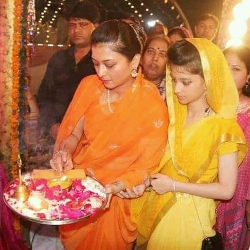 अनन्या पिछले ही साल दशहरे की पूजा में मां प्रियदर्शिनी के साथ भी दिखी थीं।