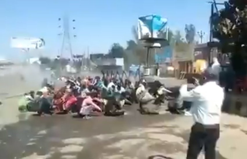 उत्तर प्रदेश के बरेली पहुंचें मजदरों पर कोरोना से बचाव वाली दवा या केमिकल का छिड़काव करता प्रशासन। फोटो- वीडियो स्नैप शॉट।