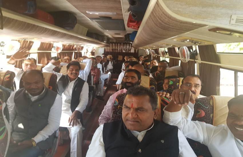 मध्य प्रदेश कांग्रेस के बागी विधायक अपना इस्तीफा पत्र दिखाते हुए। (PTI Photo)