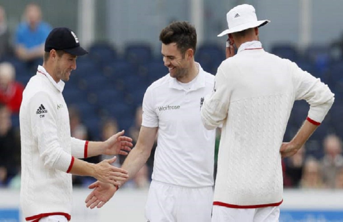 फिल्मों में दिखाया जा रहा है कि कैसे फिजिकल रिलेशनशिप बनाने के बावजूद भी इस कोरोना वायरस से बचा जा सकता है।