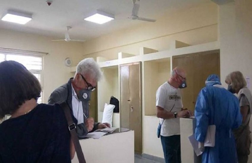 Corona Virus का आतंक पूरी दुनिया में फैल चुका है। 70 से ज्यादा देश इस खतरनाक संक्रमण के शिकार हो चुके हैं। करीब 3500 लोगों की जान जा चुकी है। वहीं लगभग 1 लाख लोग इस वायरस की चपेट में आए हैं। भारत में भी कोरोना वायरस दस्तक दे चुका है। अपने देश में 31 लोगों को इस वायरस से संक्रमित होने की खबर है। दुनिया भर के कई उद्योग इस वायरस के फैलने के कारण ठप्प हो चुके हैं। वहीं पोर्न इंडस्ट्री इस खतरनाक वायरस को भी भुनाने में लगा है।