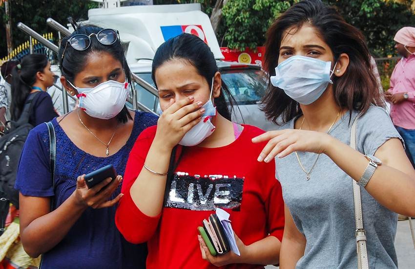 हैदराबाद में बुधवार को गांधी हॉस्पिटल के बाहर कोरोनावायरस के मद्देनजर मास्क पहन कर निकलते हुए युवतियां। (फोटोः पीटीआई) हैदराबाद में बुधवार को गांधी हॉस्पिटल के बाहर कोरोनावायरस के मद्देनजर मास्क पहन कर निकलते हुए युवतियां। (फोटोः पीटीआई)